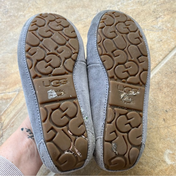 UGG Women's gray suede shearling lined cozy casual DAKOTA SLIPPERS size 6 - Picture 7 of 7
